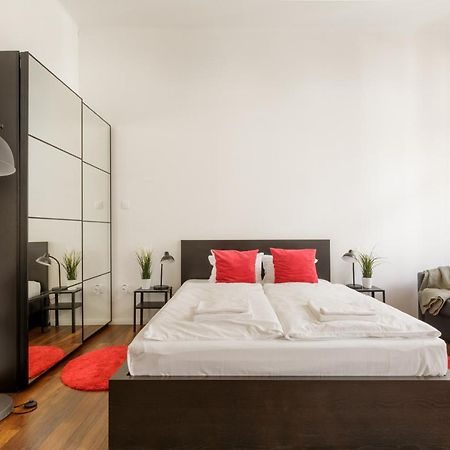 Red Dot Two - New Unit In The Heart Of Party Town Apartamento Budapeste Exterior foto