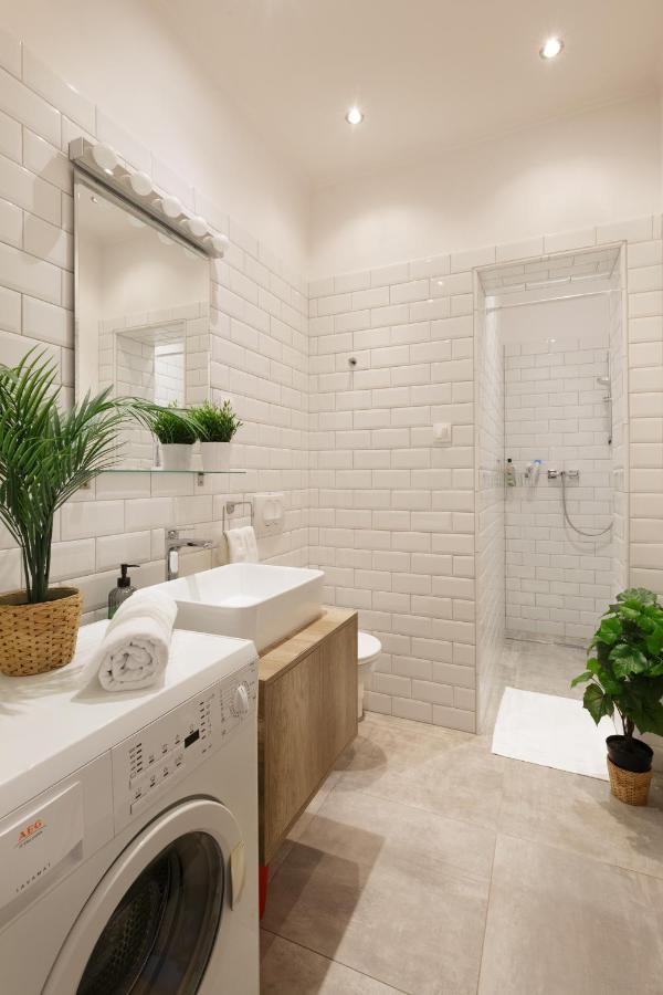 Red Dot Two - New Unit In The Heart Of Party Town Apartamento Budapeste Exterior foto