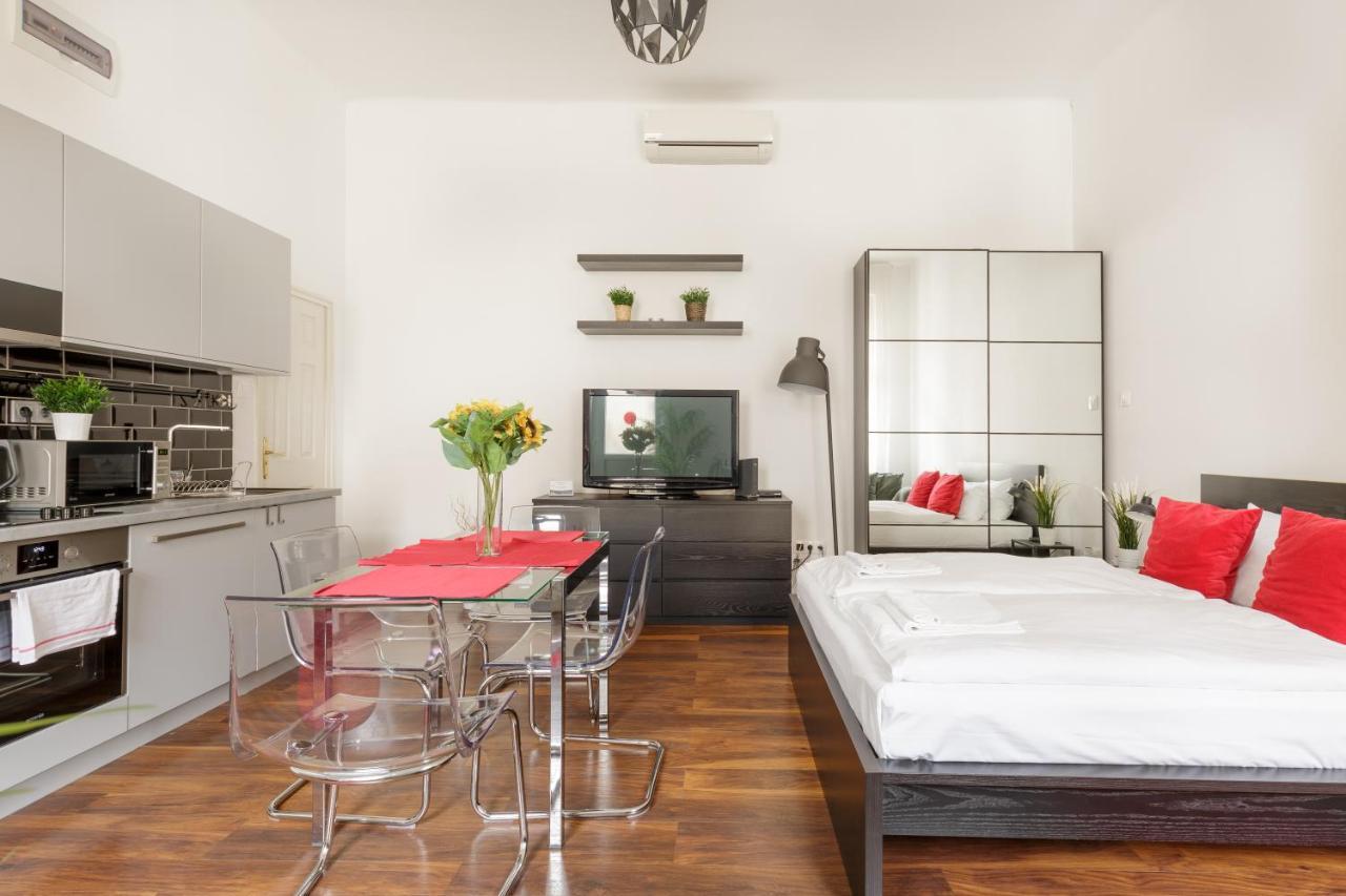 Red Dot Two - New Unit In The Heart Of Party Town Apartamento Budapeste Exterior foto