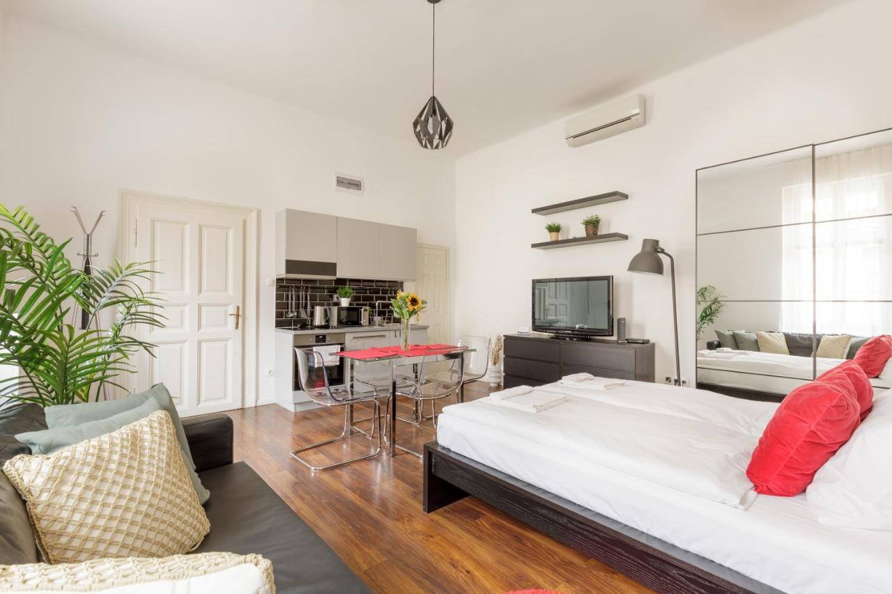 Red Dot Two - New Unit In The Heart Of Party Town Apartamento Budapeste Exterior foto
